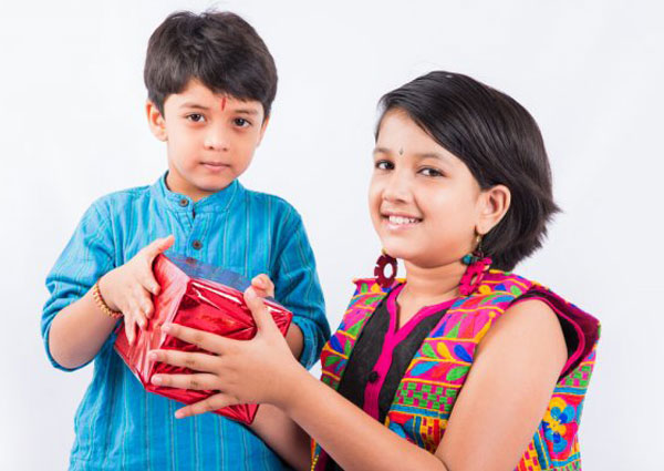 Top more than 70 brother giving gift to sister latest