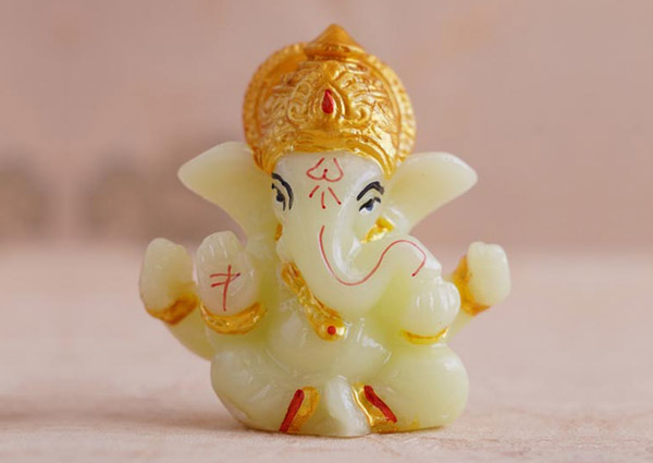 Auspicious statues and show pieces